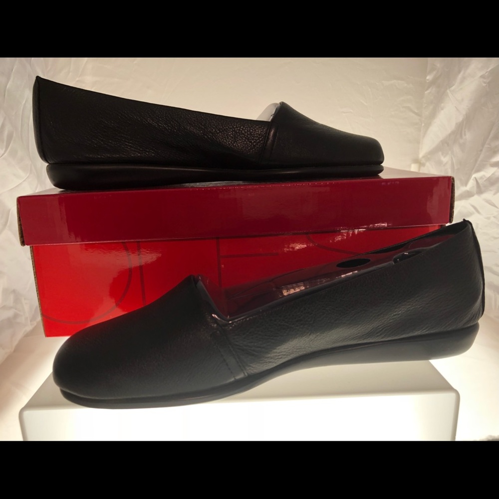 AEROSOLES Mr Softee Black Leather Flat